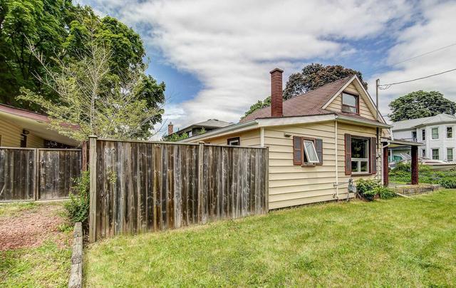 64 Harvey St, House detached with 2 bedrooms, 1 bathrooms and 2 parking in Cambridge ON | Image 2